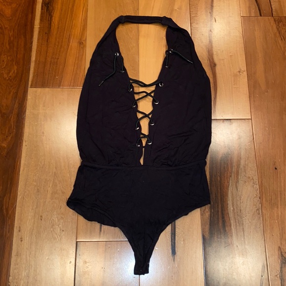 LIKE NEW- FOREVER 21 HALTER CRISS CROSS BODYSUIT - WOMENS SMALL - Picture 2 of 7